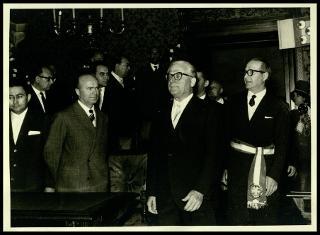 Giovanni Gronchi a Mantova per ricevere la cittadinanza onoraria e deporre una corona di alloro al cippo dei martiri alla Valletta di Belfiore