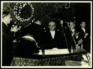 Giovanni Gronchi a Mantova per ricevere la cittadinanza onoraria e deporre una corona di alloro al cippo dei martiri alla Valletta di Belfiore