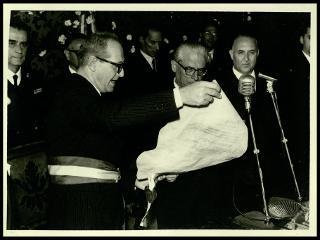 Giovanni Gronchi a Mantova per ricevere la cittadinanza onoraria e deporre una corona di alloro al cippo dei martiri alla Valletta di Belfiore