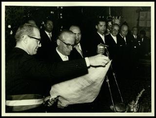 Giovanni Gronchi a Mantova per ricevere la cittadinanza onoraria e deporre una corona di alloro al cippo dei martiri alla Valletta di Belfiore