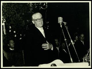 Giovanni Gronchi a Mantova per ricevere la cittadinanza onoraria e deporre una corona di alloro al cippo dei martiri alla Valletta di Belfiore