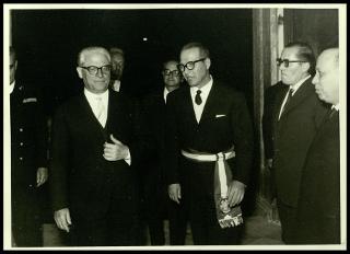 Giovanni Gronchi a Mantova per ricevere la cittadinanza onoraria e deporre una corona di alloro al cippo dei martiri alla Valletta di Belfiore