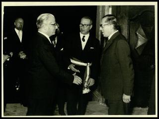 Giovanni Gronchi a Mantova per ricevere la cittadinanza onoraria e deporre una corona di alloro al cippo dei martiri alla Valletta di Belfiore