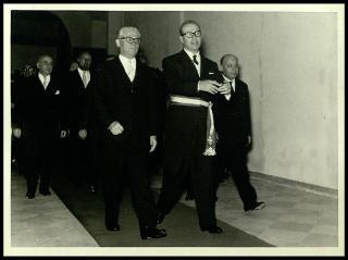 Giovanni Gronchi a Mantova per ricevere la cittadinanza onoraria e deporre una corona di alloro al cippo dei martiri alla Valletta di Belfiore