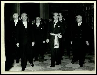 Giovanni Gronchi a Mantova per ricevere la cittadinanza onoraria e deporre una corona di alloro al cippo dei martiri alla Valletta di Belfiore