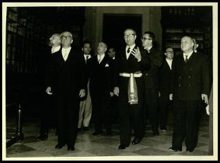 Giovanni Gronchi a Mantova per ricevere la cittadinanza onoraria e deporre una corona di alloro al cippo dei martiri alla Valletta di Belfiore