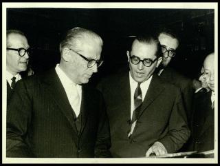 Giovanni Gronchi a Mantova per ricevere la cittadinanza onoraria e deporre una corona di alloro al cippo dei martiri alla Valletta di Belfiore
