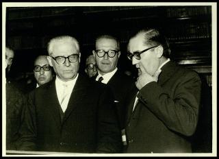 Giovanni Gronchi a Mantova per ricevere la cittadinanza onoraria e deporre una corona di alloro al cippo dei martiri alla Valletta di Belfiore