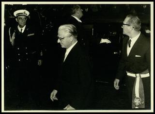 Giovanni Gronchi a Mantova per ricevere la cittadinanza onoraria e deporre una corona di alloro al cippo dei martiri alla Valletta di Belfiore