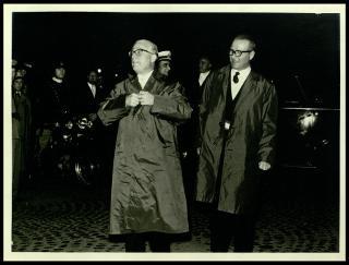 Giovanni Gronchi a Mantova per ricevere la cittadinanza onoraria e deporre una corona di alloro al cippo dei martiri alla Valletta di Belfiore