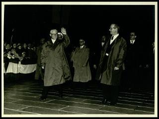Giovanni Gronchi a Mantova per ricevere la cittadinanza onoraria e deporre una corona di alloro al cippo dei martiri alla Valletta di Belfiore