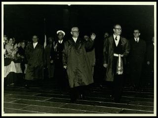 Giovanni Gronchi a Mantova per ricevere la cittadinanza onoraria e deporre una corona di alloro al cippo dei martiri alla Valletta di Belfiore