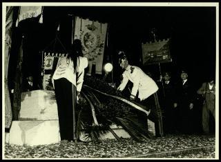 Giovanni Gronchi a Mantova per ricevere la cittadinanza onoraria e deporre una corona di alloro al cippo dei martiri alla Valletta di Belfiore