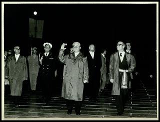 Giovanni Gronchi a Mantova per ricevere la cittadinanza onoraria e deporre una corona di alloro al cippo dei martiri alla Valletta di Belfiore
