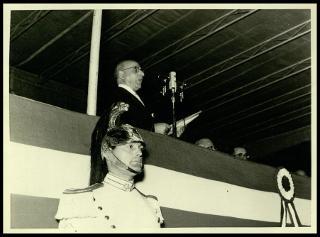 Giovanni Gronchi a Mantova per ricevere la cittadinanza onoraria e deporre una corona di alloro al cippo dei martiri alla Valletta di Belfiore