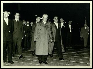 Giovanni Gronchi a Mantova per ricevere la cittadinanza onoraria e deporre una corona di alloro al cippo dei martiri alla Valletta di Belfiore