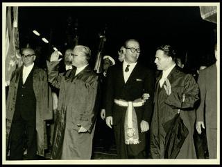 Giovanni Gronchi a Mantova per ricevere la cittadinanza onoraria e deporre una corona di alloro al cippo dei martiri alla Valletta di Belfiore