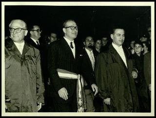Giovanni Gronchi a Mantova per ricevere la cittadinanza onoraria e deporre una corona di alloro al cippo dei martiri alla Valletta di Belfiore