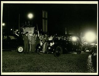 Giovanni Gronchi a Mantova per ricevere la cittadinanza onoraria e deporre una corona di alloro al cippo dei martiri alla Valletta di Belfiore