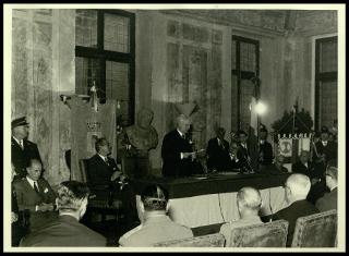 Giovanni Gronchi in visita a Mantova partecipa al congresso della Società "Dante Alighieri"