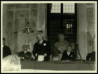 Giovanni Gronchi in visita a Mantova partecipa al congresso della Società "Dante Alighieri"