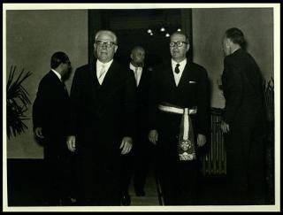 Giovanni Gronchi in visita a Mantova partecipa al congresso della Società "Dante Alighieri"