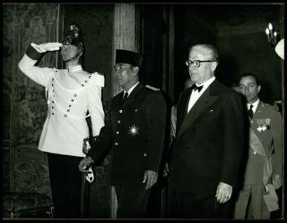 Giovanni Gronchi riceve a Roma il Presidente dell'Indonesia Akmed Sukarno
