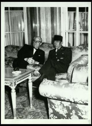 Giovanni Gronchi riceve a Roma il Presidente dell'Indonesia Akmed Sukarno