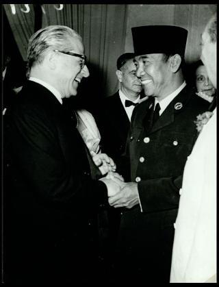 Giovanni Gronchi riceve a Roma il Presidente dell'Indonesia Akmed Sukarno