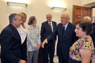 Il Presidente Giorgio Napolitano con i familiari del Sen. Cesare Merzagora ed i relatori in occasione della cerimonia di consegna alla Presidenza della Repubblica dell'Archivio Merzagora