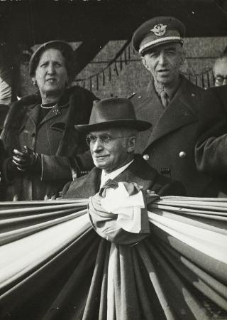 Intervento del Presidente della Repubblica Luigi Einaudi e della moglie Ida alla inaugurazione della 54^ Fiera Internazionale dell'Agricoltura e dei Cavalli (Verona)