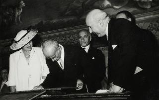 Intervento del Presidente della Repubblica Luigi Einaudi e della moglie Ida alla inaugurazione della &quot;Domus Mazziniana&quot; (Pisa)