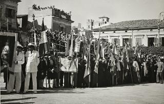 Intervento del Presidente della Repubblica Luigi Einaudi e della moglie Ida alla cerimonia della consegna della Medaglia d'Oro al Valor Partigiano alla Città di Lanciano