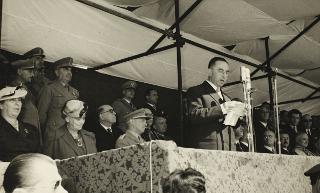 Intervento del Presidente della Repubblica Luigi Einaudi e della moglie Ida alla cerimonia della consegna della Medaglia d'Oro al Valor Partigiano alla Città di Lanciano