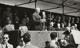 Intervento del Presidente della Repubblica Luigi Einaudi e della moglie Ida alla cerimonia della consegna della Medaglia d'Oro al Valor Partigiano alla Città di Lanciano