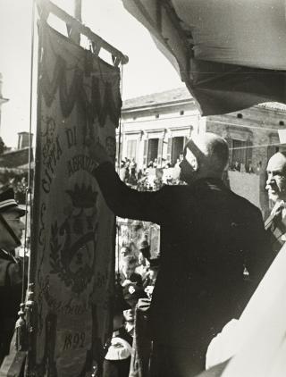 Intervento del Presidente della Repubblica Luigi Einaudi e della moglie Ida alla cerimonia della consegna della Medaglia d'Oro al Valor Partigiano alla Città di Lanciano