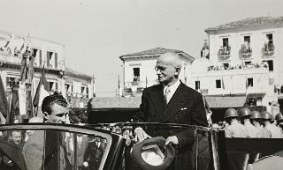 Intervento del Presidente della Repubblica Luigi Einaudi e della moglie Ida alla cerimonia della consegna della Medaglia d'Oro al Valor Partigiano alla Città di Lanciano