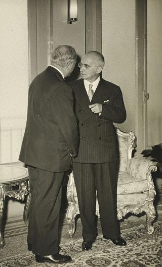Intervento del Presidente della Repubblica Luigi Einaudi e della moglie Ida alla cerimonia della consegna della Medaglia d'Oro al Valor Partigiano alla Città di Lanciano