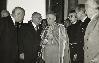 Intervento del Presidente della Repubblica Luigi Einaudi e della moglie Ida alla cerimonia della consegna della Medaglia d'Oro al Valor Partigiano alla Città di Lanciano