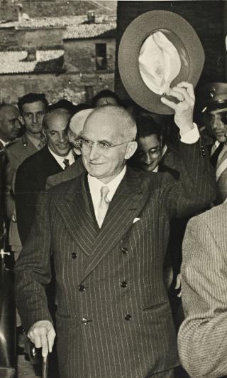Intervento del Presidente della Repubblica Luigi Einaudi e della moglie Ida alla cerimonia della consegna della Medaglia d'Oro al Valor Partigiano alla Città di Lanciano