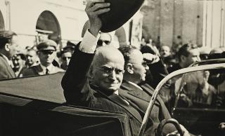 Intervento del Presidente della Repubblica Luigi Einaudi e della moglie Ida alla cerimonia della consegna della Medaglia d'Oro al Valor Partigiano alla Città di Lanciano