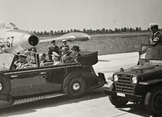 Intervento del Presidente della Repubblica Luigi Einaudi e della moglie Ida alla cerimonia per la inaugurazione della Base aerea di Istrana e per la consegna della Medaglia d'oro al V. M. alla bandiera della 51^ Aerobrigata caccia (Istrana)