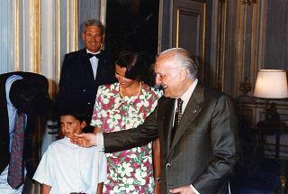 Incontro del Presidente della Repubblica Oscar Luigi Scalfaro con il piccolo Farouk Kassam, accompagnato dal papà Fateh e dalla mamma Marion.