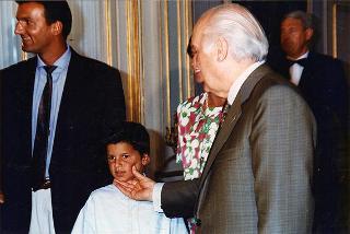 Incontro del Presidente della Repubblica Oscar Luigi Scalfaro con il piccolo Farouk Kassam, accompagnato dal papà Fateh e dalla mamma Marion.