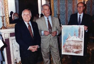 Il Presidente della Repubblica Oscar Luigi Scalfaro  con l' on. Carlo Casini e i vincitori del concorso nazionale &quot;La famiglia: risorsa dell'Europa&quot;