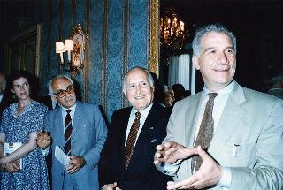 Il Presidente della Repubblica Oscar Luigi Scalfaro  con l' on. Carlo Casini e i vincitori del concorso nazionale &quot;La famiglia: risorsa dell'Europa&quot;