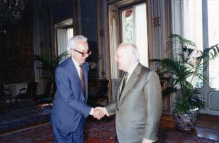 Il Presidente della Repubblica Oscar Luigi Scalfaro incontra Bernardino Osio, ambasciatore d'Italia a Lima