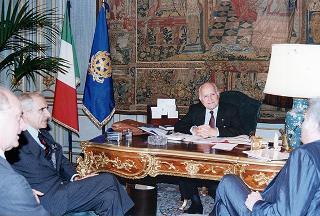 Il Presidente della Repubblica Oscar Luigi Scalfaro riceve in visita il prof. Walter Pedullà, Presidente e Gianni Pasquarelli, Direttore generale della RAI