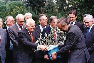 Cerimonia di messa a dimora, nei giardini del Quirinale, di un olivo di Israele, donato al Presidente della Repubblica dall'Associazione Parlamentare d'amicizia Italia-Israele