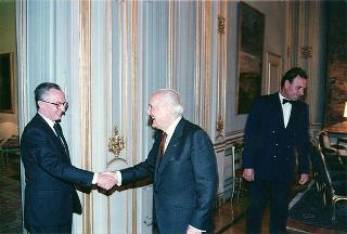 Il Presidente della Repubblica Oscar Luigi Scalfaro incontra una delegazione di partecipanti all'XI Convegno nazionale dell'Associazione per il volontariato nelle unità locali dei Servizi socio-sanitari